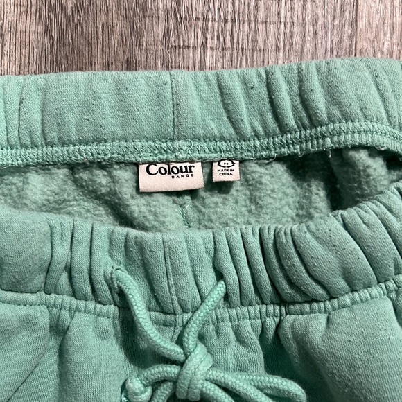 There a turquoise color, size medium, sweatpants - Picture 4 of 4